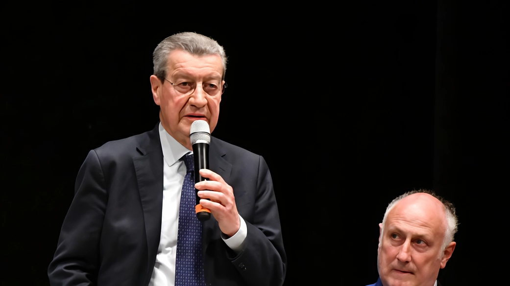 L’orazione ufficiale di Vannino Chiti per. l’80° anniversario della Liberazione di Massa. A destra, il tavolo istituzionale al Guglielmi e l’omaggio al partigiano Vico in Comune (foto di Paola Nizza)