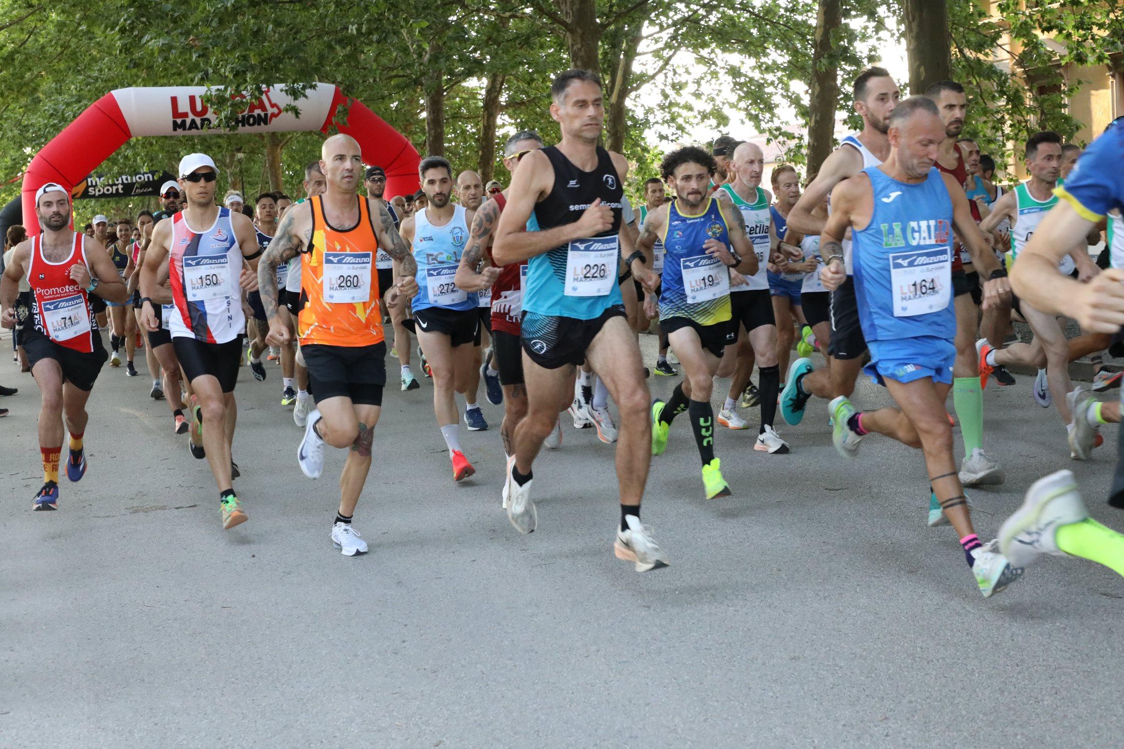 Lucca, un giro di mura a tutta. Sfiorato il record della gara: foto e classifica dell’edizione 2025 Lucca, un giro di mura a tutta. Sfiorato il record della gara: foto e classifica dell’edizione 2025