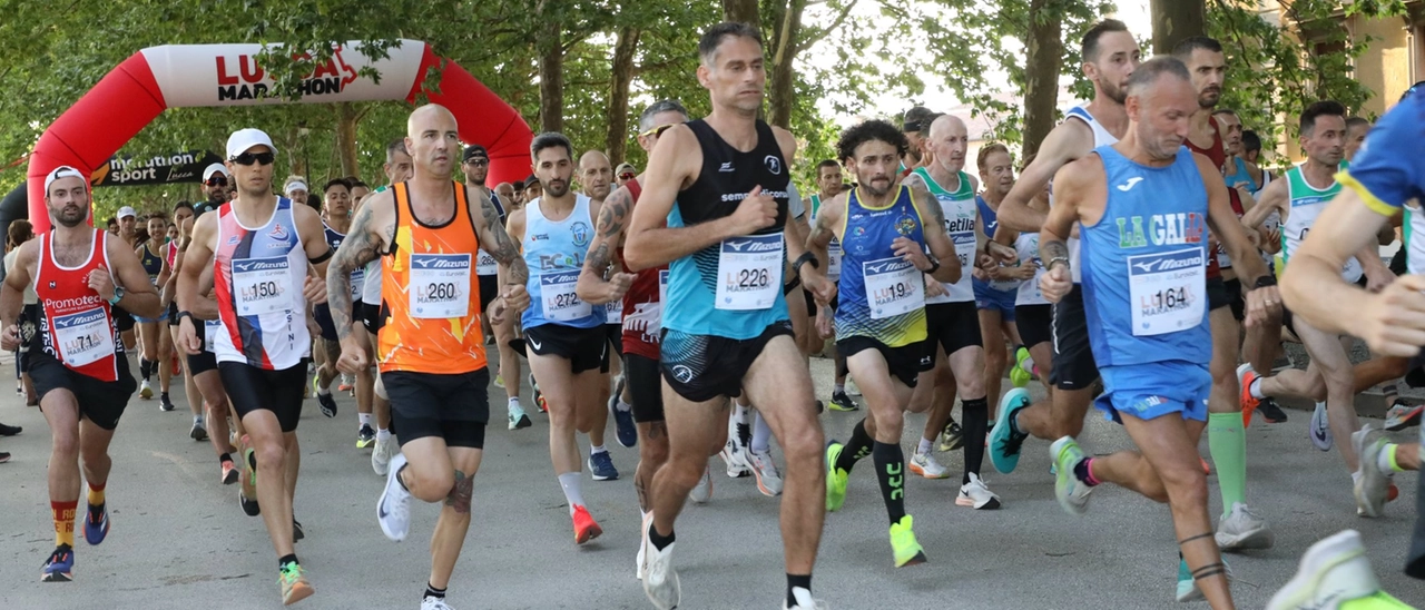 Lucca, un giro di mura a tutta. Sfiorato il record della gara: foto e classifica dell’edizione 2025