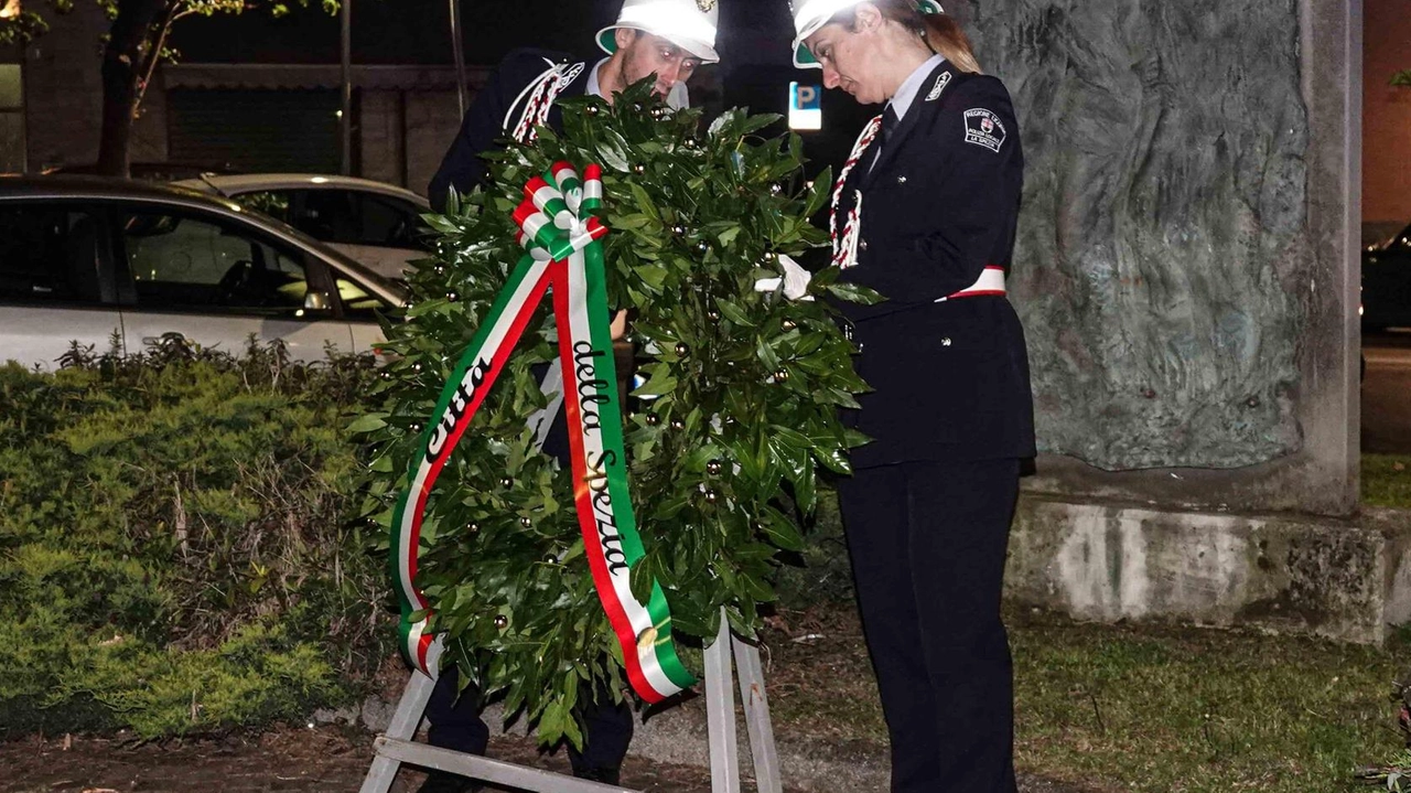 Un momento della cerimonia che ogni anno si svolge la sera del 24 Aprile al parco della Maggiolina