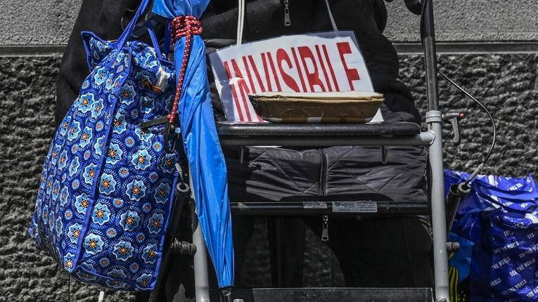Le parole forti del pastore della chiesa senese al report della Caritas. Povertà in aumento: "La casa e il lavoro non bastano più. Il costo della vità è aumentato, è difficile arrivare in fondo al mese". Le parole forti del pastore della chiesa senese al report della Caritas. Povertà in aumento: "La casa e il lavoro non bastano più. Il costo della vità è aumentato, è difficile arrivare in fondo al mese".