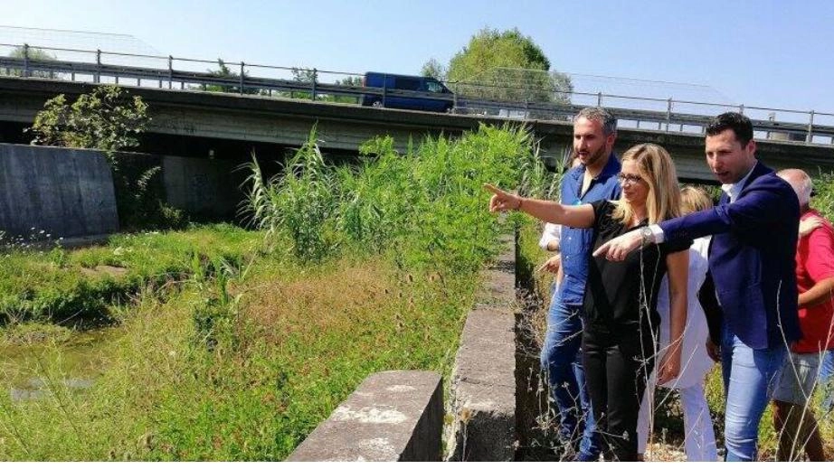 Riprendono lunedì i lavori di consolidamento dell'argine del torrente Parmignola a Marinella, a seguito di sospensione. Intervento finanziato da Regione Liguria e Comune di Sarzana per risolvere criticità idrauliche. Riprendono lunedì i lavori di consolidamento dell'argine del torrente Parmignola a Marinella, a seguito di sospensione. Intervento finanziato da Regione Liguria e Comune di Sarzana per risolvere criticità idrauliche.