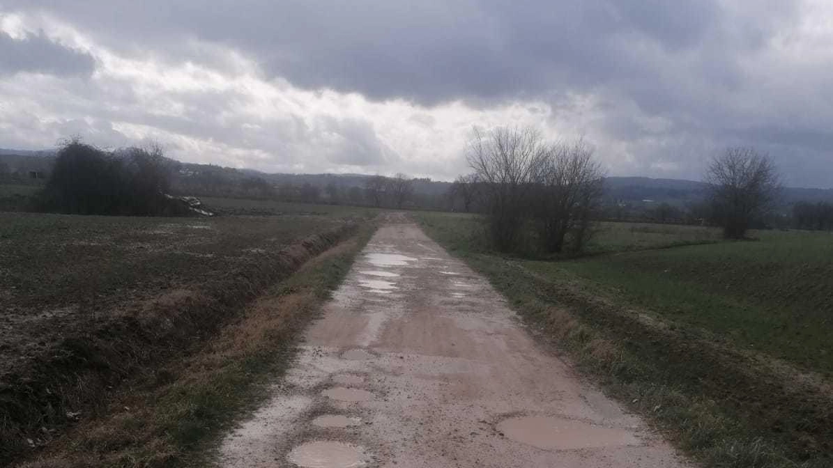 Una delle strade finite nel mirino della signora Marasca Fabrizi per la presenza di buche che danneggiano le auto Una delle strade finite nel mirino della signora Marasca Fabrizi per la presenza di buche che danneggiano le auto