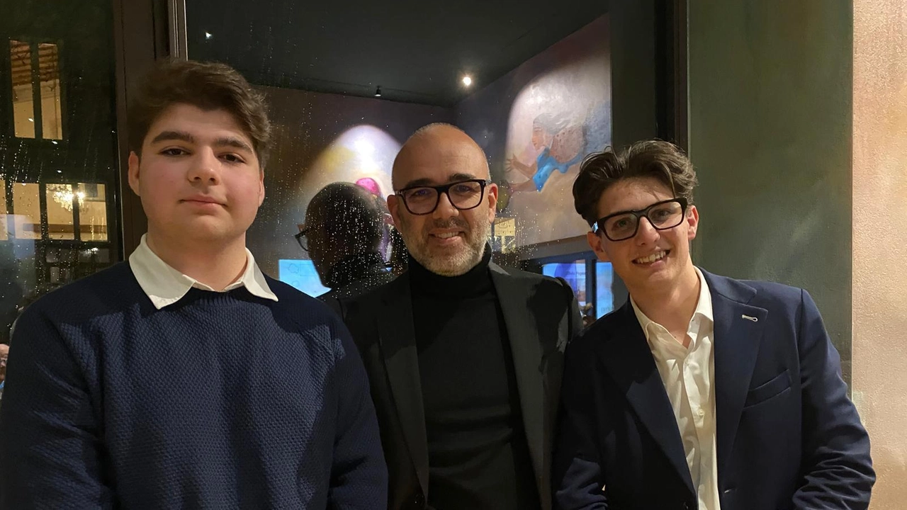 Gli studenti Marco Cellai e Samuele Scalzo con il professor Gianni Vestrucci Gli studenti Marco Cellai e Samuele Scalzo con il professor Gianni Vestrucci