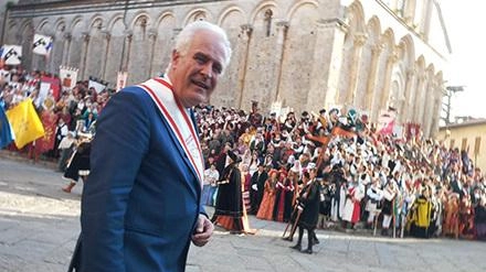 Il governatore Eugenio Giani lo scorso anno in piazza a Massa Marittima, durante la manifestazione che si svolse nella città del balestro