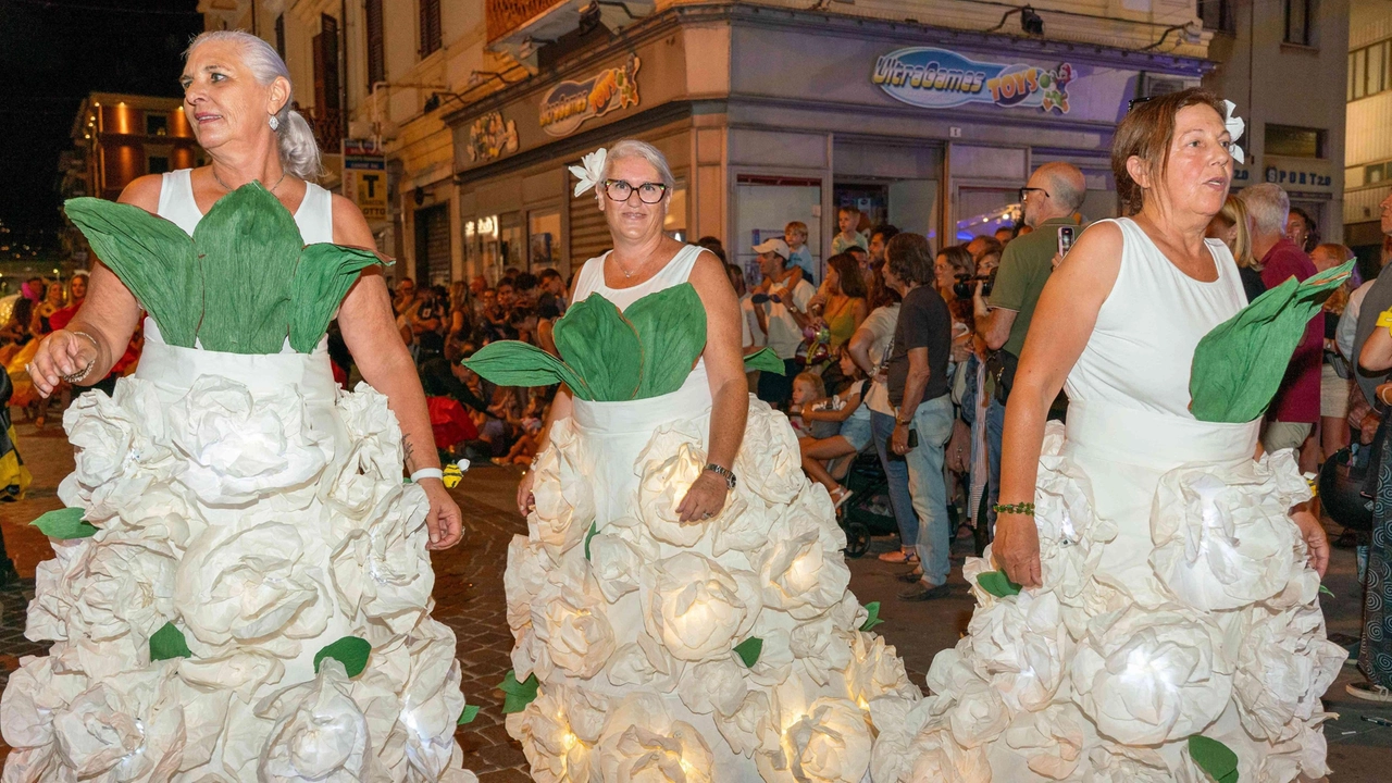 L’infiorata di San Terenzo per la sfilata. del centenario del Palio del Golfo L’infiorata di San Terenzo per la sfilata. del centenario del Palio del Golfo