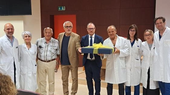 La cerimonia di consegna si è tenuta alla presenza dei rappresentanti della Usl Umbria 1 e dell’associazione che hanno sottolineato: «Da sempre attenti al nostro ospedale» La cerimonia di consegna si è tenuta alla presenza dei rappresentanti della Usl Umbria 1 e dell’associazione che hanno sottolineato: «Da sempre attenti al nostro ospedale»