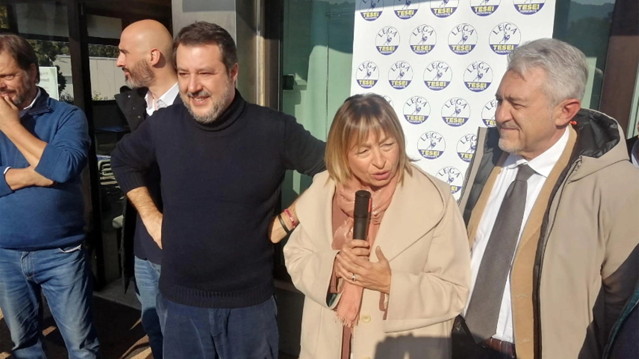 Il vicepremier Matteo Salvini con la governatrice Donatella Tesei e il consigliere regionale della Lega Valerio Mancini a Bettona per il tour elettorale (Foto Ansa) Il vicepremier Matteo Salvini con la governatrice Donatella Tesei e il consigliere regionale della Lega Valerio Mancini a Bettona per il tour elettorale (Foto Ansa)