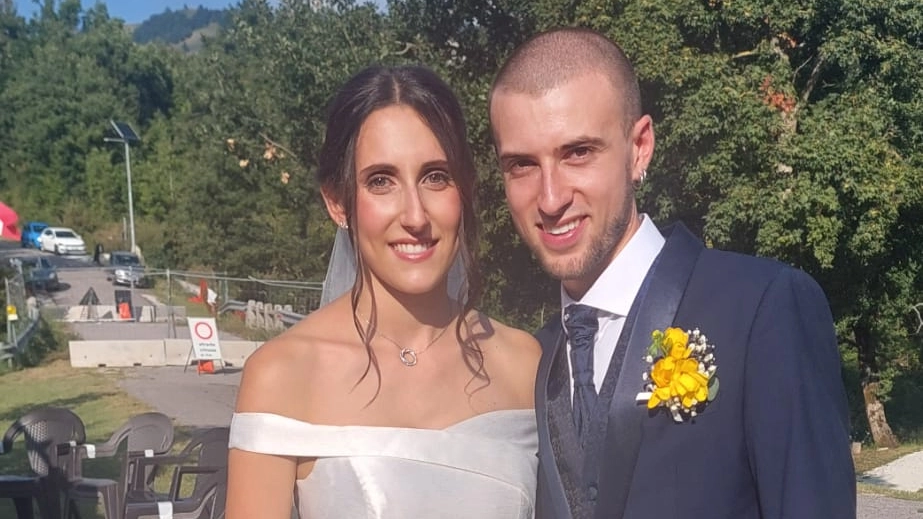 Anna e Michele nel giorno del loro matrimonio. Alle loro spalle il ponte chiuso Anna e Michele nel giorno del loro matrimonio. Alle loro spalle il ponte chiuso
