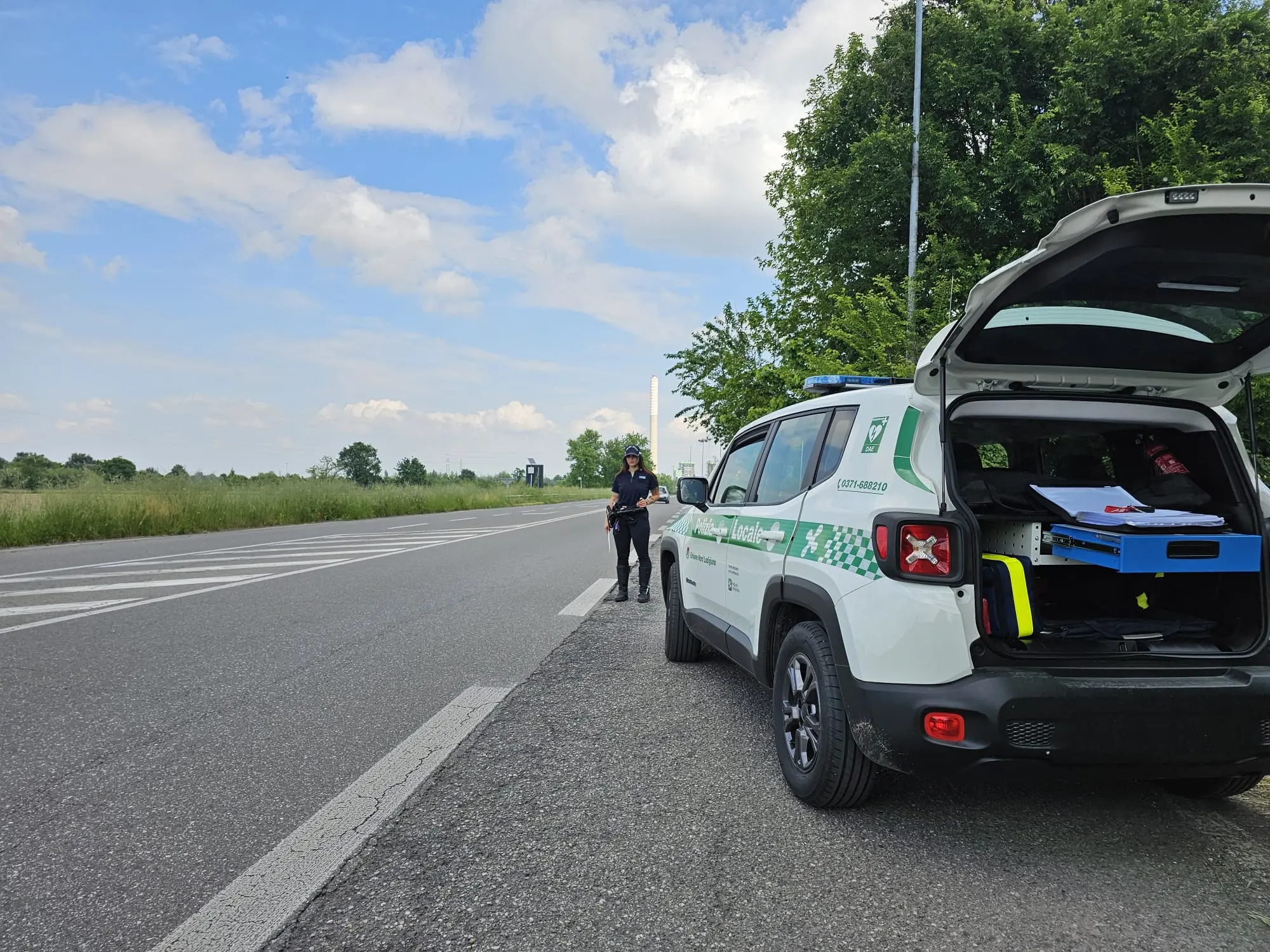 Ragazza di 28 anni a piedi lungo la E45, interviene la Polizia Provinciale