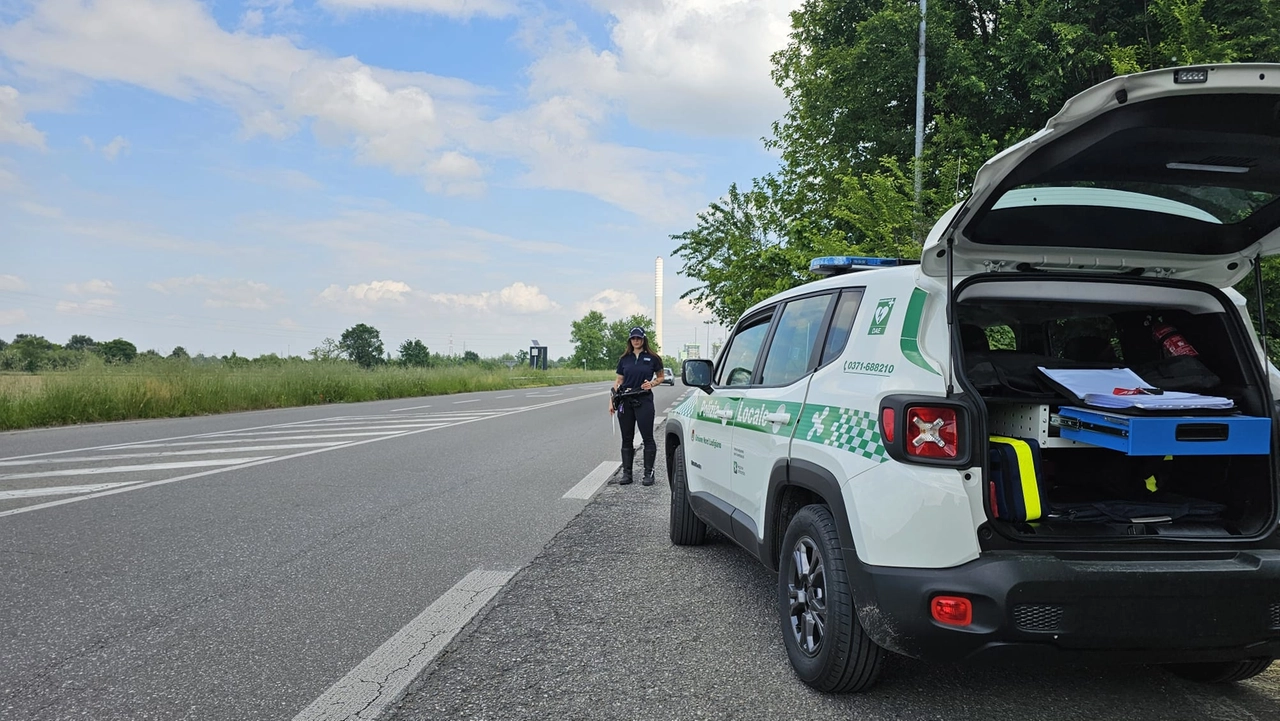 Ragazza di 28 anni a piedi lungo la E45, interviene la Polizia Provinciale