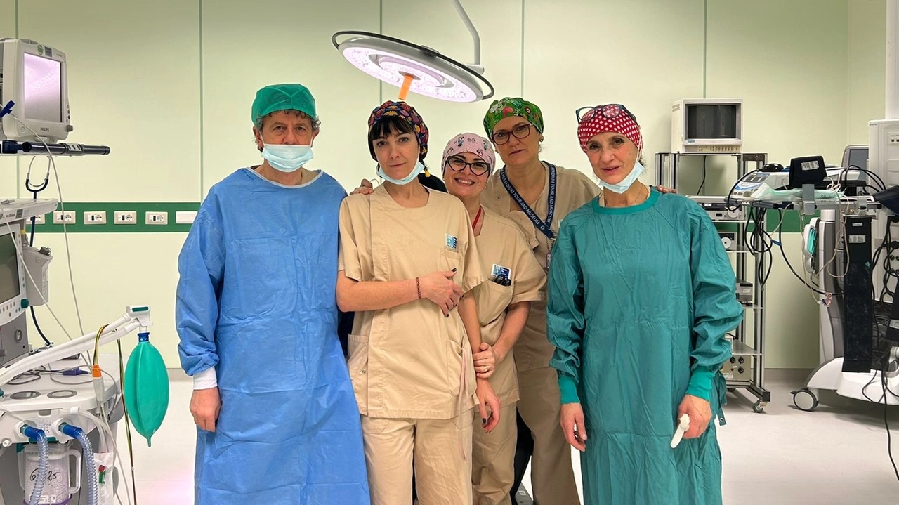 Il personale dell’Oculistica in sala operatoria al “San Luca” Il personale dell’Oculistica in sala operatoria al “San Luca”