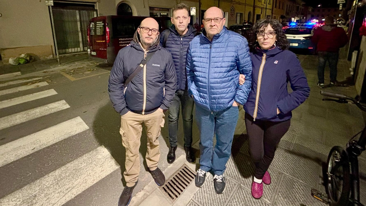 La famiglia Giusti davanti all’appartamento in via Sauro con l’assessore Ferretti La famiglia Giusti davanti all’appartamento in via Sauro con l’assessore Ferretti