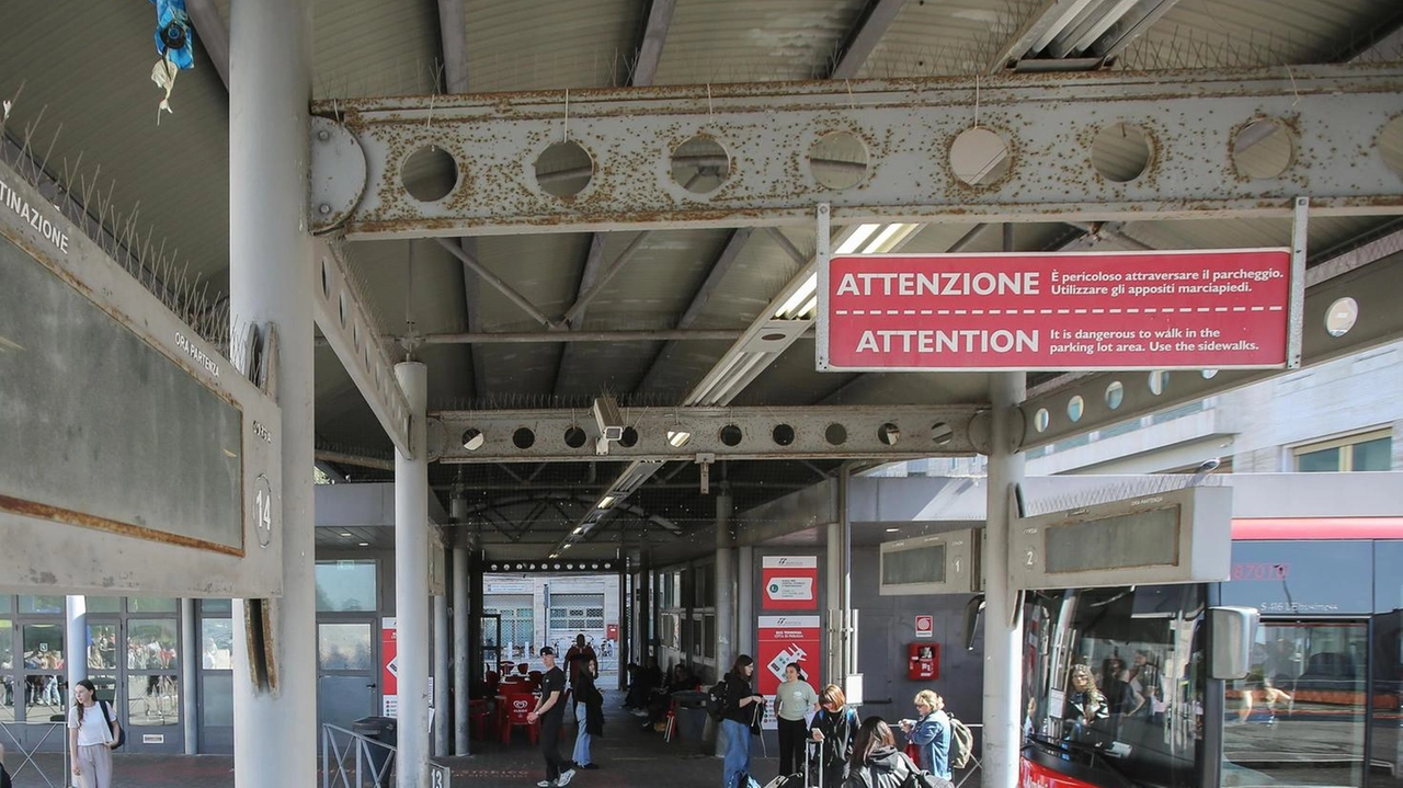 Tira e molla sul degrado del terminal bus di piazza Partigiani. Ieri Comune e Busitalia hanno puntato l’indice contro Umbria... Tira e molla sul degrado del terminal bus di piazza Partigiani. Ieri Comune e Busitalia hanno puntato l’indice contro Umbria...
