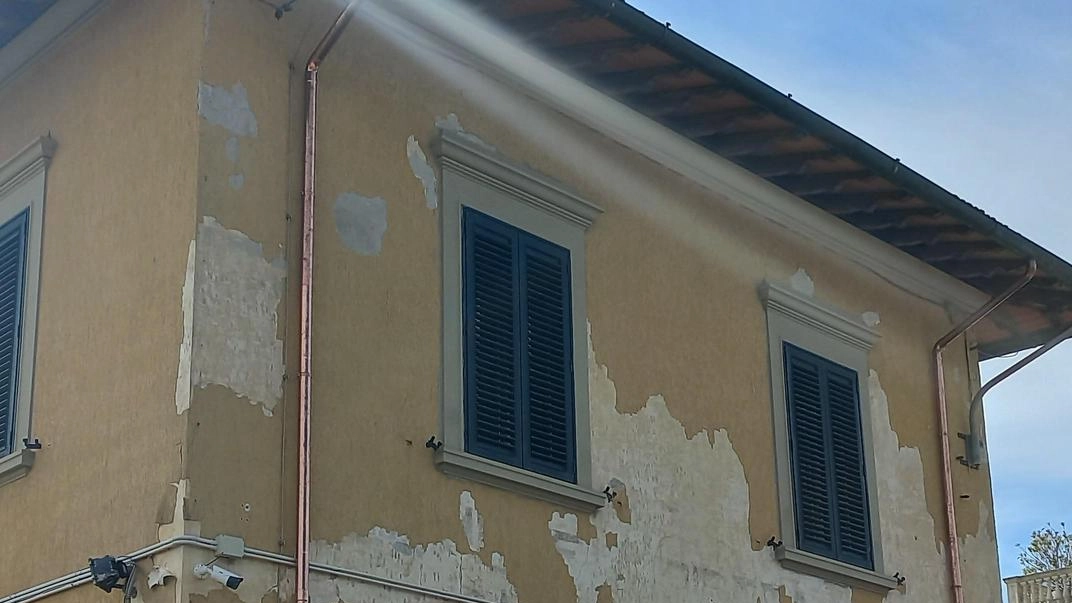 L'ondata di maltempo ha causato ulteriori danni alla stazione dei carabinieri di Tonfano, con distacchi di intonaco e problemi strutturali evidenti. Mentre si registrano interventi di ristrutturazione nelle zone circostanti, l'edificio mostra segni di vetustà e necessità di interventi urgenti. L'ondata di maltempo ha causato ulteriori danni alla stazione dei carabinieri di Tonfano, con distacchi di intonaco e problemi strutturali evidenti. Mentre si registrano interventi di ristrutturazione nelle zone circostanti, l'edificio mostra segni di vetustà e necessità di interventi urgenti.