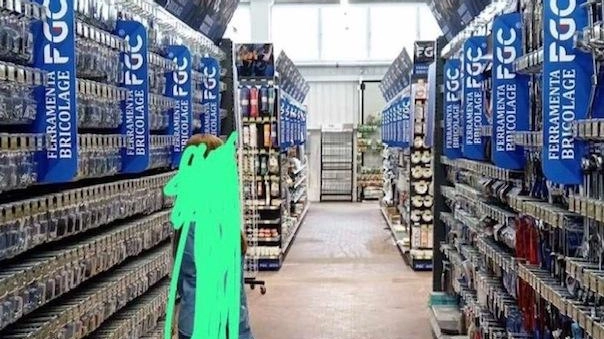 Stefano Benedetti di 'Città nova' denuncia presunta attività abusiva dell'Asia store di via Catagnina, presentando esposto alle autorità competenti. Negozio chiuso in passato per violazioni, ma riaperto con ampliamenti non conformi alla destinazione originaria. Stefano Benedetti di 'Città nova' denuncia presunta attività abusiva dell'Asia store di via Catagnina, presentando esposto alle autorità competenti. Negozio chiuso in passato per violazioni, ma riaperto con ampliamenti non conformi alla destinazione originaria.