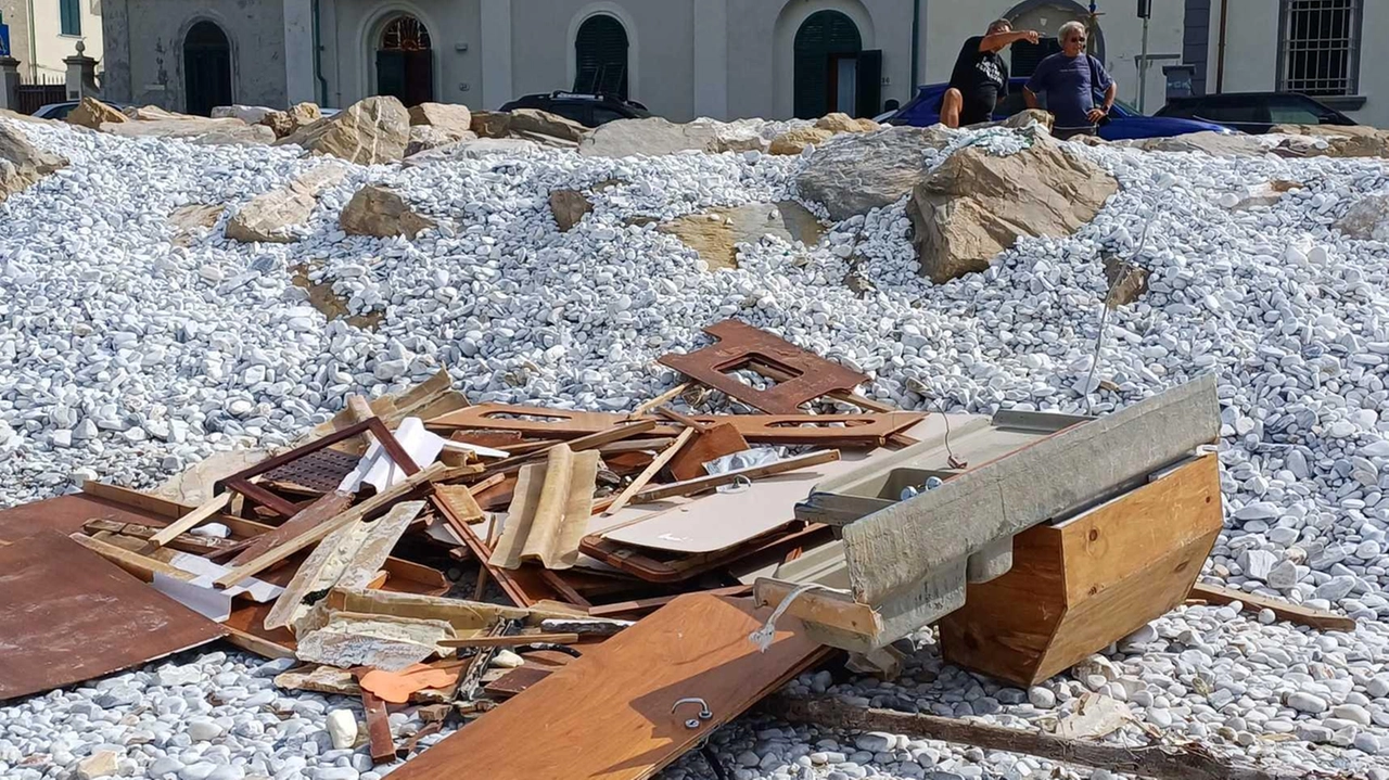 Una parte era ancora in mare davanti a piazza Gorgona. Molti pezzi si erano spiaggiate. sulle ghiaie: tolti tutti. Una parte era ancora in mare davanti a piazza Gorgona. Molti pezzi si erano spiaggiate. sulle ghiaie: tolti tutti.