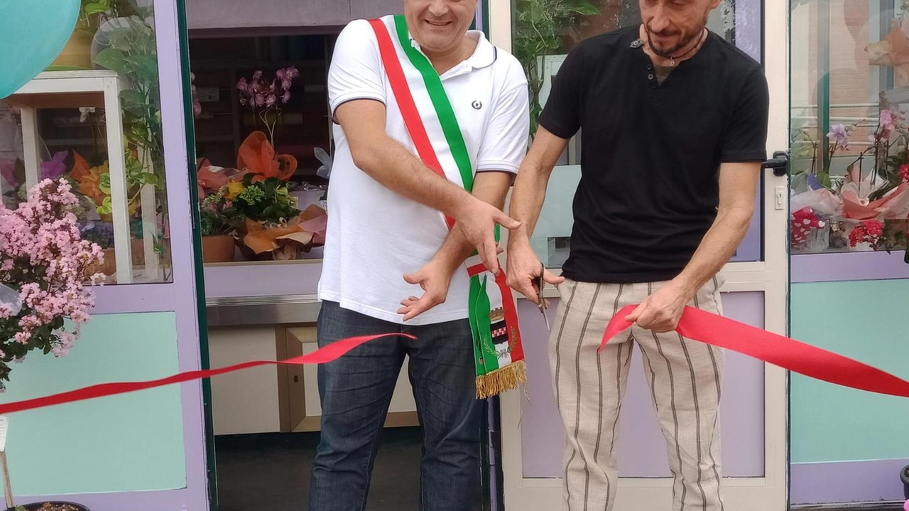 Il taglio del nastro ieri pomeriggio a Santonuovo con il sindaco Gabriele Romiti e il titolare del negozio Emanuele Giovannetti Il taglio del nastro ieri pomeriggio a Santonuovo con il sindaco Gabriele Romiti e il titolare del negozio Emanuele Giovannetti