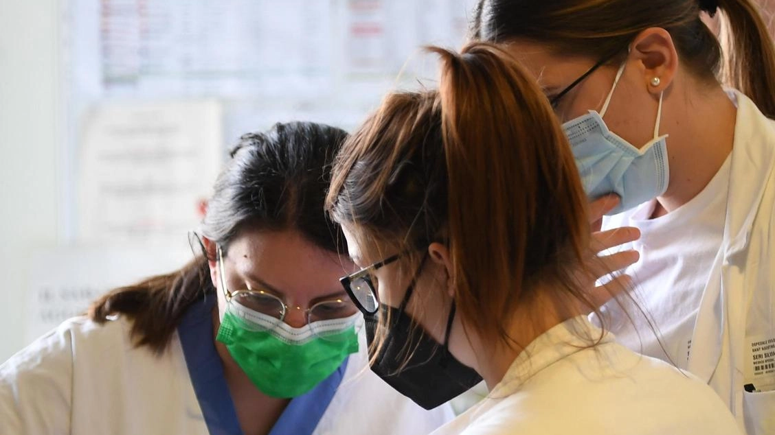 Medici al lavoro in un ospedale. Il servizio di dialisi in vacanza si prolunga fino a settembre. Nel 2023 sono stati fatti circa 3500 trattamenti Medici al lavoro in un ospedale. Il servizio di dialisi in vacanza si prolunga fino a settembre. Nel 2023 sono stati fatti circa 3500 trattamenti
