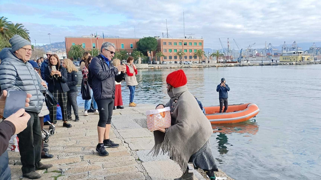 Alla Spezia, la befana arriverà anche dal mare grazie all’iniziativa organizzata dalla Canottieri Velocior in collaborazione con la fondazione Telethon e con altre associazioni (. foto d’archivio Alla Spezia, la befana arriverà anche dal mare grazie all’iniziativa organizzata dalla Canottieri Velocior in collaborazione con la fondazione Telethon e con altre associazioni (. foto d’archivio