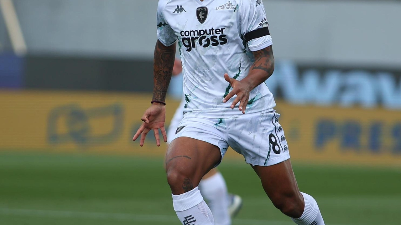 Dopo la sconfitta con la Lazio, l'Empoli si allena per il Parma. Problemi muscolari per Ebuehi, Anjorin e Kovalenko. Dopo la sconfitta con la Lazio, l'Empoli si allena per il Parma. Problemi muscolari per Ebuehi, Anjorin e Kovalenko.