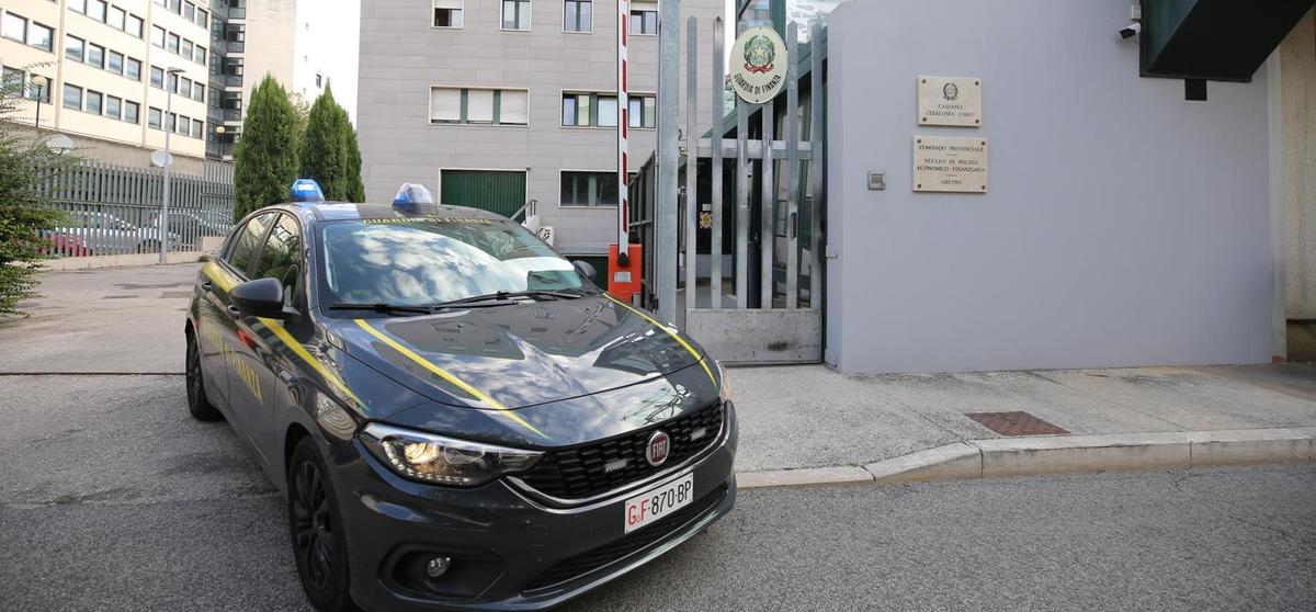 https://www.lanazione.it/image-service/view/acePublic/alias/contentid/NmFkYzdlZjctNmEwZS00/0/scoperti-100-operai-in-nero-e-il-40-dei-commercianti-controllati-non-fa-scontrini.jpeg?f=1.90:1&w=1200
