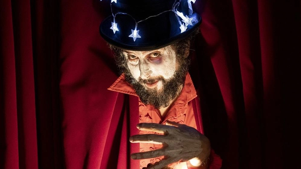 Il cantautore Vinicio Capossela porta il suo tour "Conciati per le feste" a La City della Città della Domenica il 28 dicembre, presentando il nuovo album "Sciusten Feste N.1965" con riscritture natalizie e brani inediti. Il cantautore Vinicio Capossela porta il suo tour "Conciati per le feste" a La City della Città della Domenica il 28 dicembre, presentando il nuovo album "Sciusten Feste N.1965" con riscritture natalizie e brani inediti.