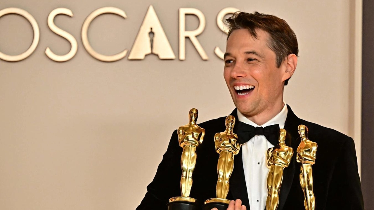 Sean Baker con gli. Oscar vinti per Anora: miglior film, regista, sceneggiatura originale e montaggio. Solo Walt Disney come lui nel ’54. ma con 4 diversi film