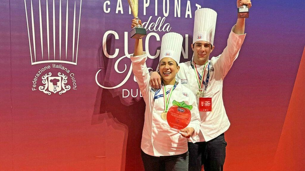 Marisol Alvarez Guzman dell’associazione cuochi lucchesi e Nicola Sileo dell’Istituto ’Fratelli Pieroni’ di Barga Marisol Alvarez Guzman dell’associazione cuochi lucchesi e Nicola Sileo dell’Istituto ’Fratelli Pieroni’ di Barga