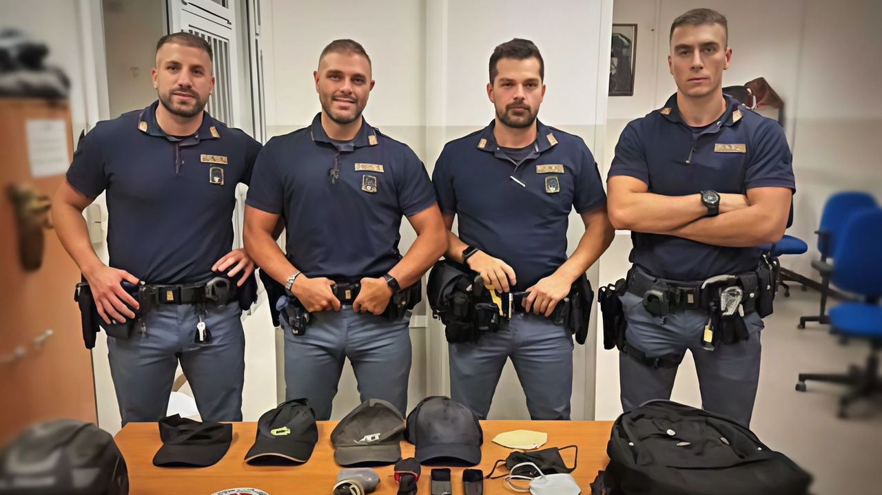 La segnalazione di persone sospette al 112Nue consigliata dalle forze dell’ordine, specie in prospettiva anti-furti in estate, ha dato frutti.... La segnalazione di persone sospette al 112Nue consigliata dalle forze dell’ordine, specie in prospettiva anti-furti in estate, ha dato frutti....