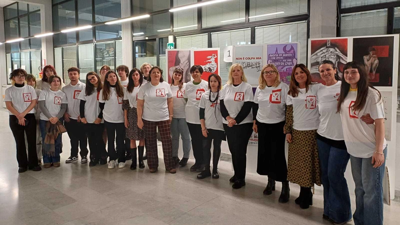 I ragazzi del liceo artistico ’Gentileschi’ con le magliette disegnate a palazzo civico I ragazzi del liceo artistico ’Gentileschi’ con le magliette disegnate a palazzo civico