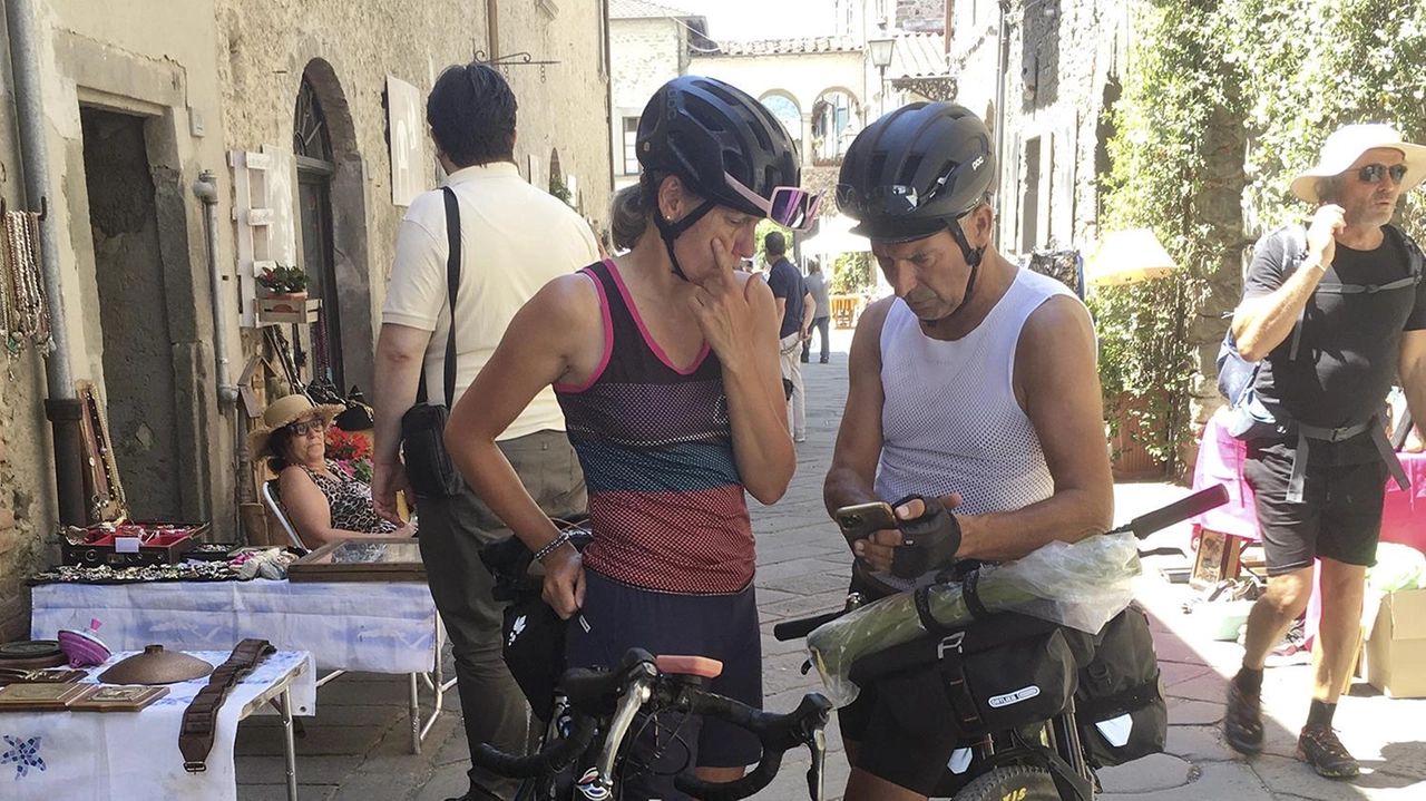 Turisti a Filetto, tra i borghi più originali della Lunigiana (Foto Pasquali)