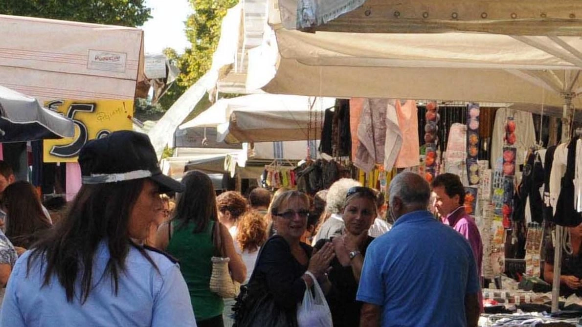 Arriva in commissione consiliare la battaglia di Fiva Confcommercio per eliminare l’anomalia: a Massa chi si ammala si vede ridurre il punteggio per la graduatoria con cui vengono assegnati i posteggi. Arriva in commissione consiliare la battaglia di Fiva Confcommercio per eliminare l’anomalia: a Massa chi si ammala si vede ridurre il punteggio per la graduatoria con cui vengono assegnati i posteggi.