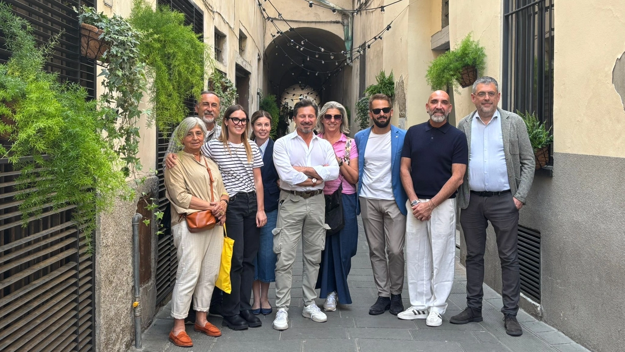 I vicoli del centro riqualificati con luci e piante, un'immagine dell'inaugurazione dell'iniziativa a Prato