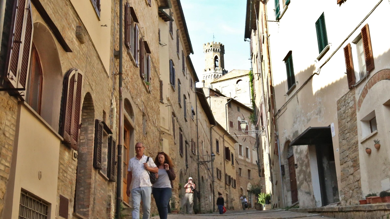 Il turismo non mancano a Volterra ma piovono. critiche per i servizi offerti, i pochi eventi organizzati e la mancanza di parcheggi Il turismo non mancano a Volterra ma piovono. critiche per i servizi offerti, i pochi eventi organizzati e la mancanza di parcheggi