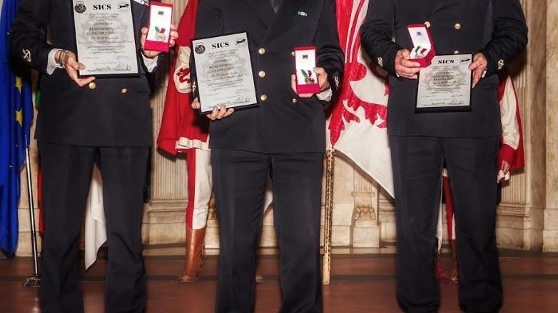 Il sindaco Bruno Murzi esprime congratulazioni al 1° Luogotenente NP Massimo Pecchioli, comandante dell’ufficio locale marittimo di Forte... Il sindaco Bruno Murzi esprime congratulazioni al 1° Luogotenente NP Massimo Pecchioli, comandante dell’ufficio locale marittimo di Forte...