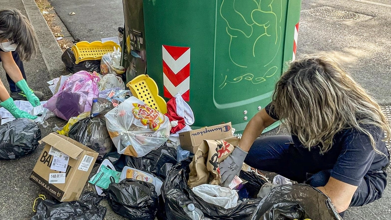 Proseguono le segnalazioni. Intanto sono stati i bambini a ripulire il parco di San Pierino. Nel mese scorso era stato necessario un maxi intervento di Alia per recuperare scarti tessili. Proseguono le segnalazioni. Intanto sono stati i bambini a ripulire il parco di San Pierino. Nel mese scorso era stato necessario un maxi intervento di Alia per recuperare scarti tessili.