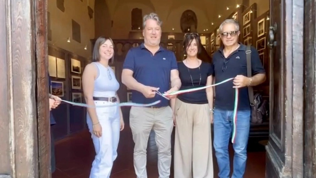 L'inaugurazione della mostra fotografica L'inaugurazione della mostra fotografica