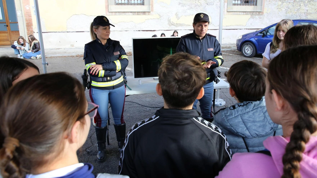 Un evento organizzato tra la polizia di Stato e gli studenti per sensibilizzare sul tema della sicurezza (foto di repertorio) Un evento organizzato tra la polizia di Stato e gli studenti per sensibilizzare sul tema della sicurezza (foto di repertorio)