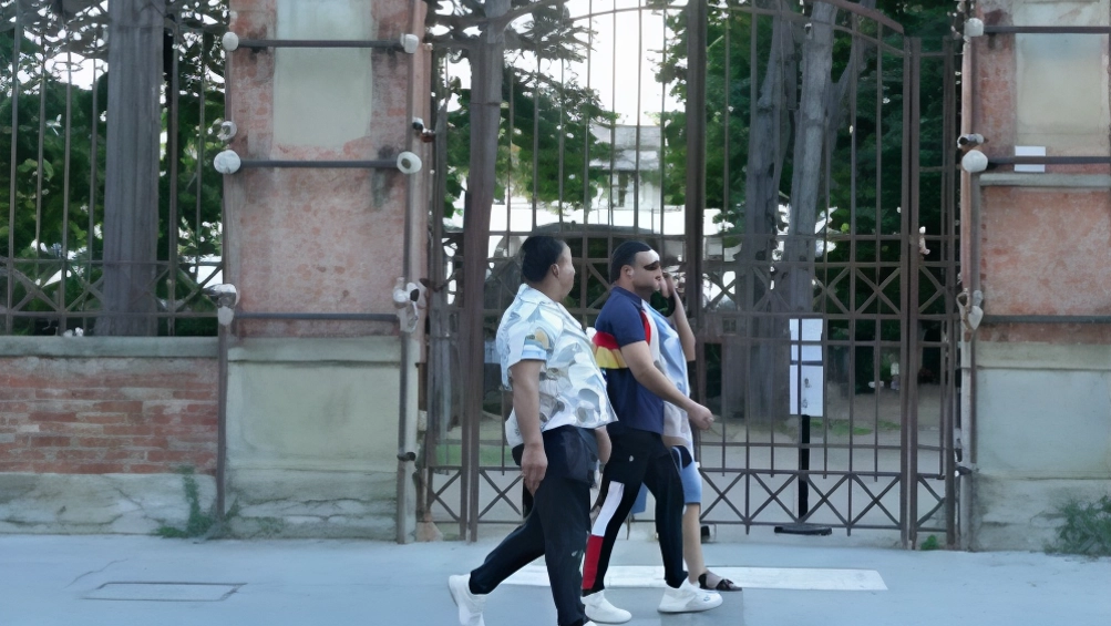 A Arezzo i giardini dell'Anfiteatro sono chiusi da più di un anno senza una data certa di riapertura. I lavori di manutenzione alle piante pericolanti sono ancora in sospeso, lasciando incerto il futuro del parco. A Arezzo i giardini dell'Anfiteatro sono chiusi da più di un anno senza una data certa di riapertura. I lavori di manutenzione alle piante pericolanti sono ancora in sospeso, lasciando incerto il futuro del parco.