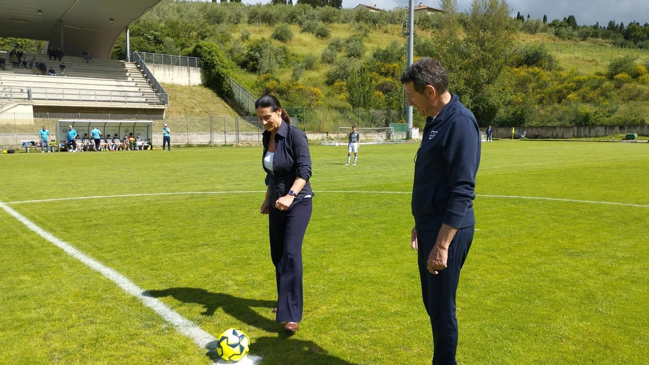 La sindaca Scaletti e Giovanni Galli danno il calcio d'inizio del torneo