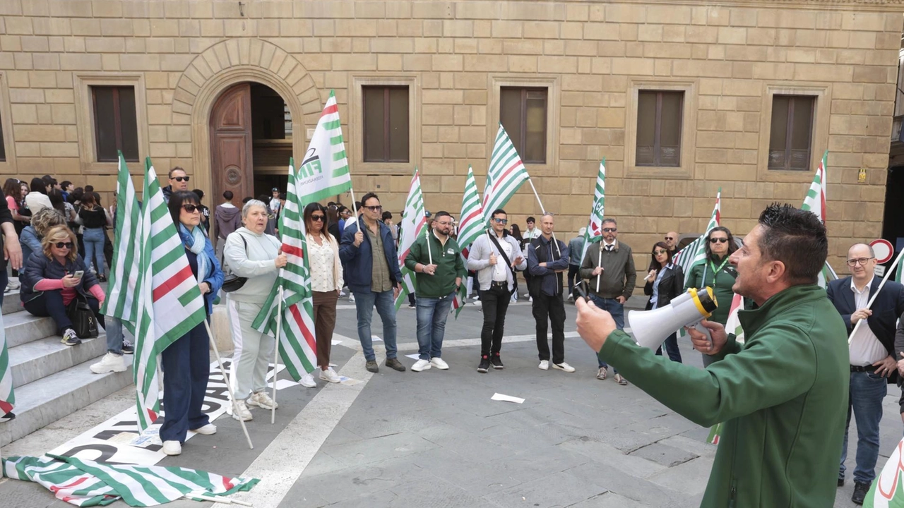 Una manifestazione dei sindacati con i lavoratori di Paycare, che ora hanno ricevuto la lettera di licenziamento