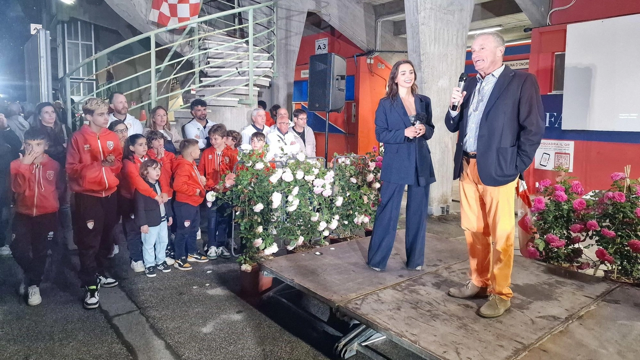 Il presidente Sergio Iorio parla ai tifosi (Acerboni-Castellani) Il presidente Sergio Iorio parla ai tifosi (Acerboni-Castellani)