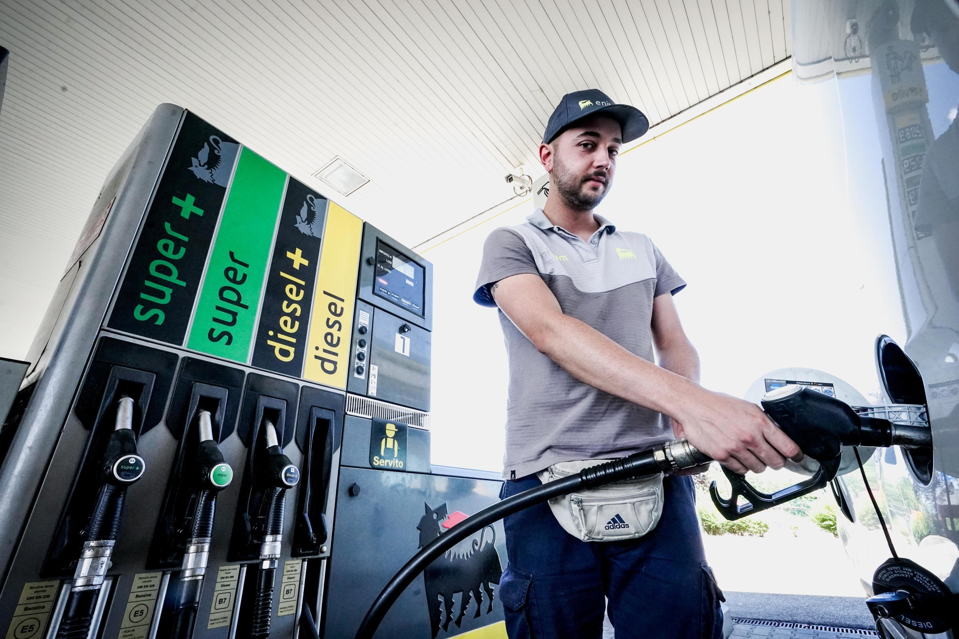 benzina in toscana scendono le accise ma salgono quelle del gasolio rischio aumento dei prezzi