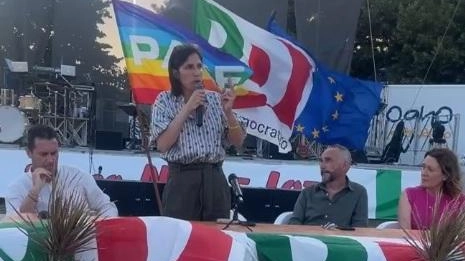 Da sinistra Giacomo Grazi, sindaco di Torrita, la segretaria nazionale Pd Elly Schlein, quello regionale Emiliano Fossi, la consigliera regionale Elena Rosignoli Da sinistra Giacomo Grazi, sindaco di Torrita, la segretaria nazionale Pd Elly Schlein, quello regionale Emiliano Fossi, la consigliera regionale Elena Rosignoli