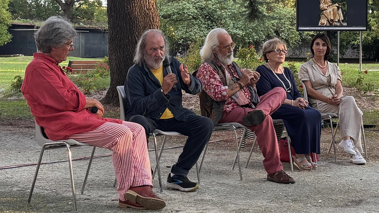Parco di Villa della Rinchiostra: da sinistra Clara Mallegni,. Nedda Mariotti Giromella, Tiziano Lera, Vito Tongiani e il conduttore Fabrizio Diola Parco di Villa della Rinchiostra: da sinistra Clara Mallegni,. Nedda Mariotti Giromella, Tiziano Lera, Vito Tongiani e il conduttore Fabrizio Diola