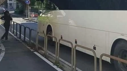 Autobus Atc Esercizio si incastra sotto ponte a La Spezia, confermando criticità altezza mezzi. Soluzione: sgonfiare pneumatici per liberare passaggio. Autobus Atc Esercizio si incastra sotto ponte a La Spezia, confermando criticità altezza mezzi. Soluzione: sgonfiare pneumatici per liberare passaggio.