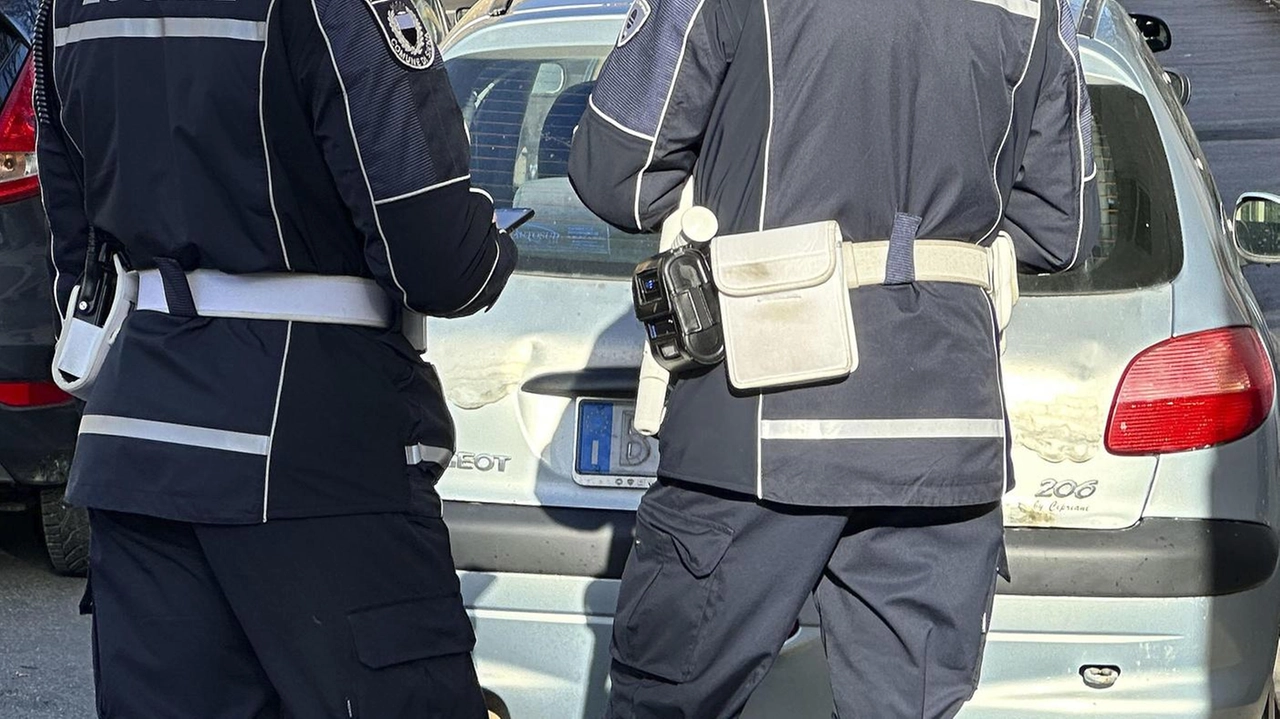 Sosta selvaggia, i residenti della zona di via Leccetti a Volterra protestano e si rivolgono al sindaco (foto d’archivio) Sosta selvaggia, i residenti della zona di via Leccetti a Volterra protestano e si rivolgono al sindaco (foto d’archivio)