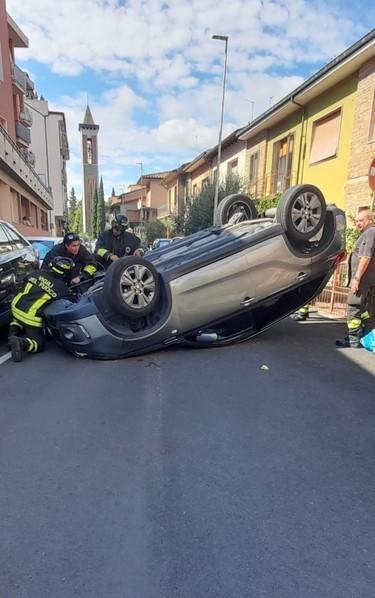 https://www.lanazione.it/image-service/view/acePublic/alias/contentid/NmIwMjc2M2EtMDIzMS00/0/auto-si-ribalta-in-via-burchietti-polemiche-dopo-lincidente.jpeg?f=1.91:1&w=1200