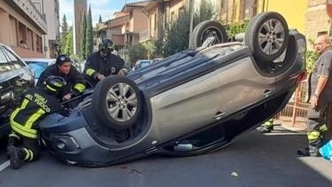 Auto si ribalta in via Burchietti, polemiche dopo l’incidente